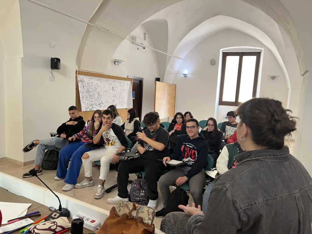 Gli studenti delle superiori scoprono le case di quartiere con i laboratori dedicati alle scuole